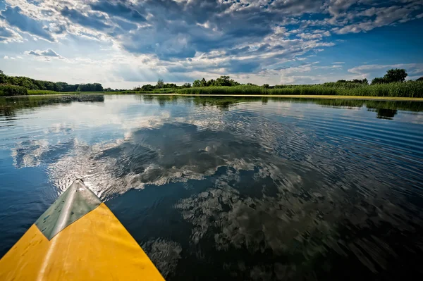 Vista dal kayak al fiume, con una foresta sulla riva e blu — Foto Stock