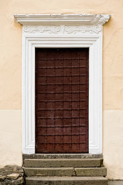 Porta da igreja medieval arqueada com verga de pedra — Fotografia de Stock