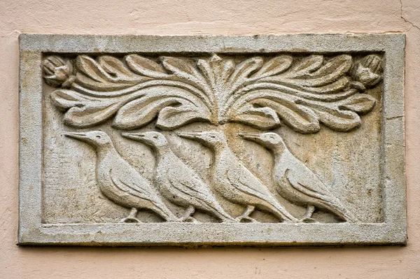 Gravestone with birds. bas-relief — Stock Photo, Image