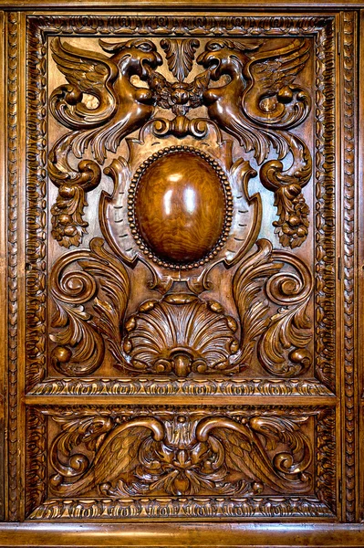 Op de deur van een oude dressoir ornament — Stockfoto