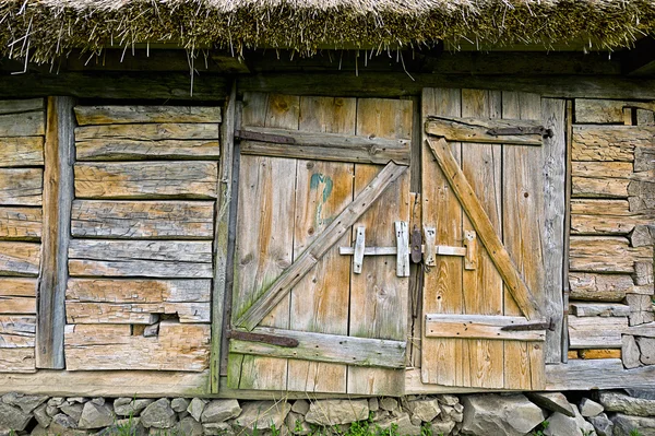 Vintage houten deur verlaten schuur. Foto van rustiek huis entran Rechtenvrije Stockafbeeldingen