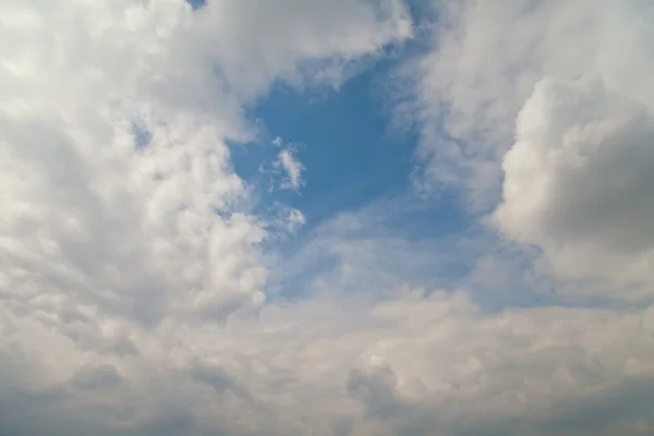 Blauwe hemel tussen de wolken — Stockfoto