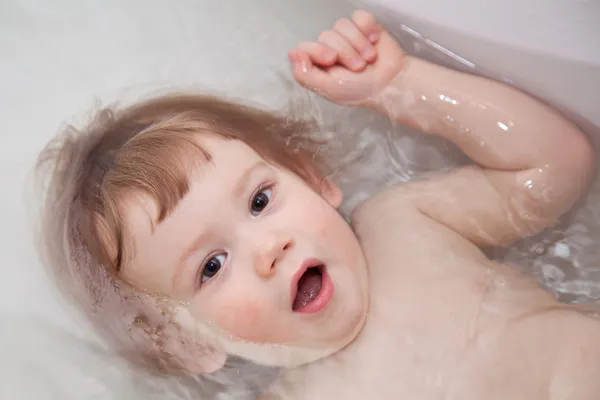 Kind badet in Badewanne Nahaufnahme — Stockfoto