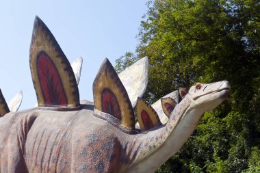 Bir dinozorun yeniden yapılandırılmış gerçek boyutlardaki animasyon modeli. Ukrayna 'daki en büyük dinozorlar, Uman.