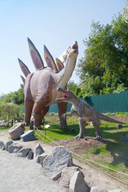 Bir dinozorun yeniden yapılandırılmış gerçek boyutlardaki animasyon modelleri. Ukrayna, Uman 'daki en büyük dinozor parkı, 24 Ağustos 2021