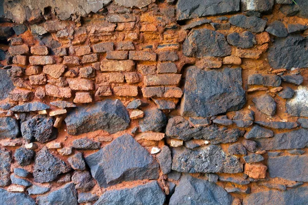 以古色古香的砖墙碎片为背景 赠款和水泥特写 — 图库照片