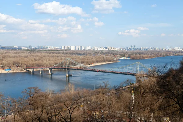 乌克兰基辅市第聂伯河左岸有一座人行天桥的景观 早春时间 — 图库照片