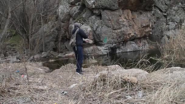 Pescador Margem Rio Lança Uma Vara Giratória Com Girador Início — Vídeo de Stock