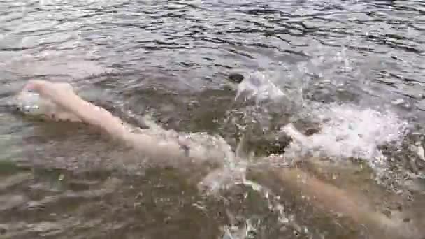 川の上の子供は泳ぐことを学び 楽しむ — ストック動画