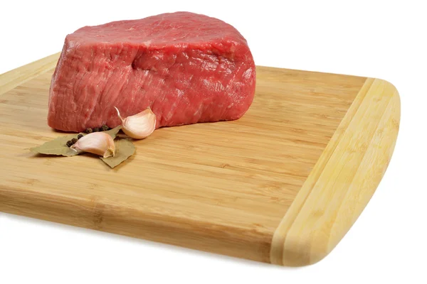 Carne cruda su tavola di legno — Foto Stock