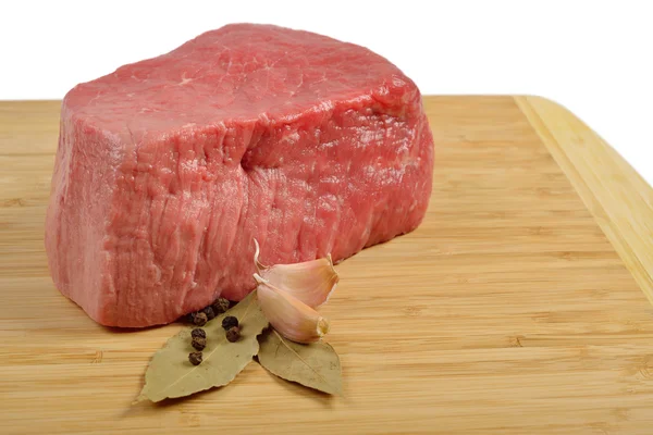 Carne crua a bordo de madeira — Fotografia de Stock