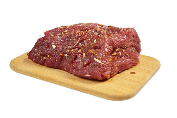 보드에 향신료와 쇠고기 — 스톡 사진