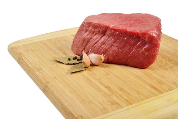 Carne cruda sobre tabla de madera — Foto de Stock