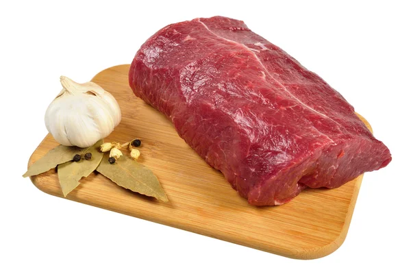 Carne cruda su tavola di legno — Foto Stock