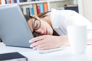 iş yerinde onu laptop üzerinde uyuyan kadın