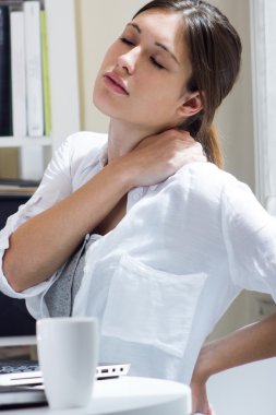 İşte sırt ağrısı olan kadın