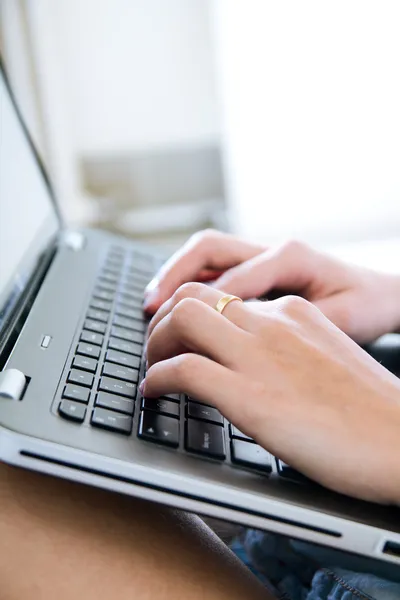 Jovem mulher usando seu laptop em casa — Fotografia de Stock