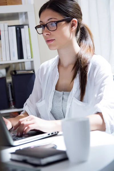 Kvinna med ryggsmärtor på jobbet — Stockfoto