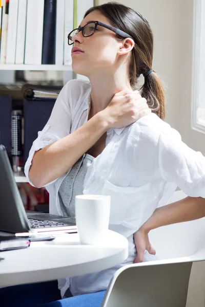 İşte sırt ağrısı olan kadın