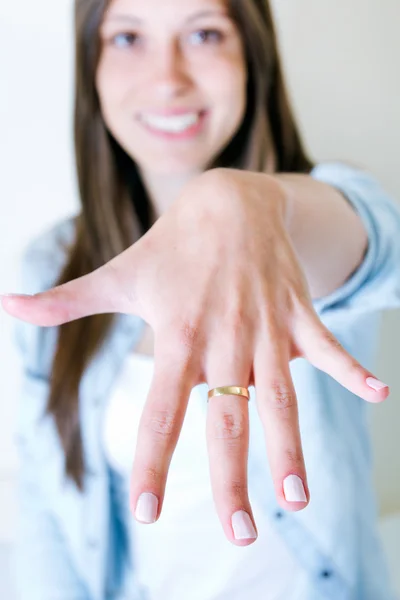 在相机展示她的订婚戒指的女人 — 图库照片