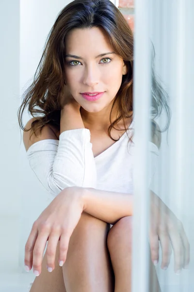 Retrato de mulher bonita com sorriso em casa — Fotografia de Stock