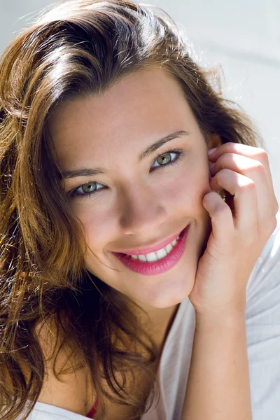 Retrato de mujer hermosa con sonrisa en casa —  Fotos de Stock