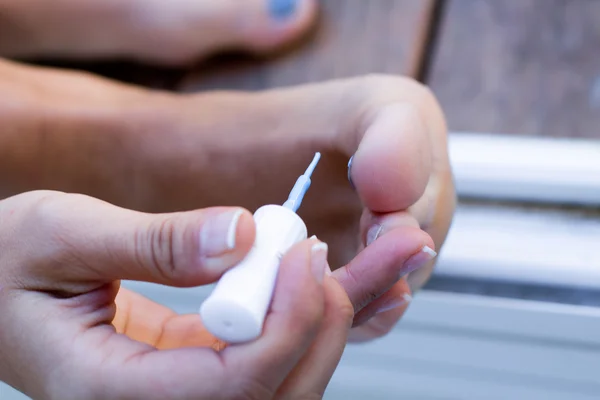 Jonge vrouw schilderij haar nagels thuis — Stockfoto