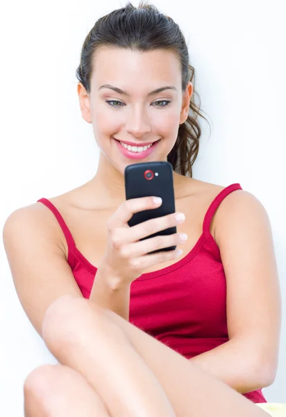 Vacker brunett kvinna söker mobil — Stockfoto