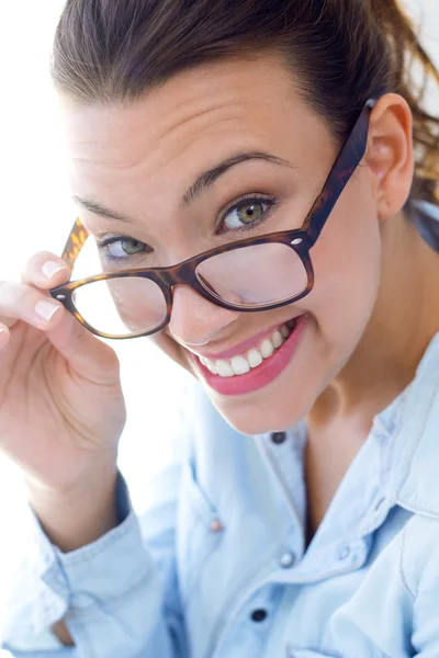 Hermosa mujer joven mirando a la cámara con sus gafas —  Fotos de Stock