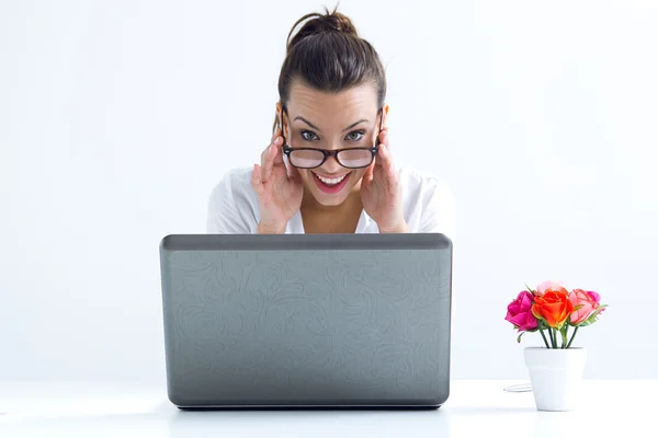 Femme avec ordinateur portable travaillant à la maison — Photo