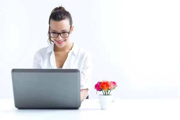 Vrouw met laptop thuis werken — Stockfoto