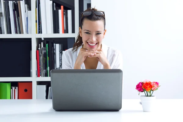 Vrouw met laptop thuis werken — Stockfoto