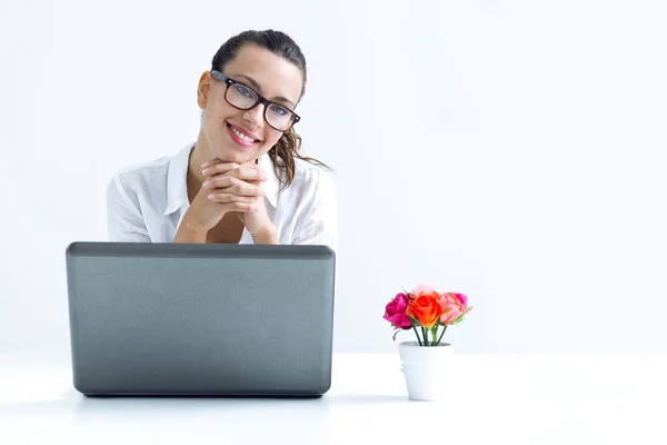 Femme avec ordinateur portable travaillant à la maison — Photo