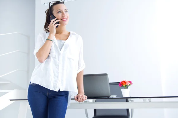 Vrouw aan het praten op de mobiele telefoon — Stockfoto