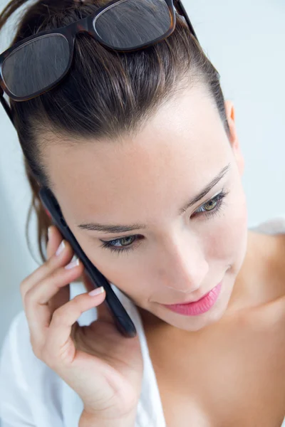 Mujer hablando en el teléfono móvil — Foto de Stock