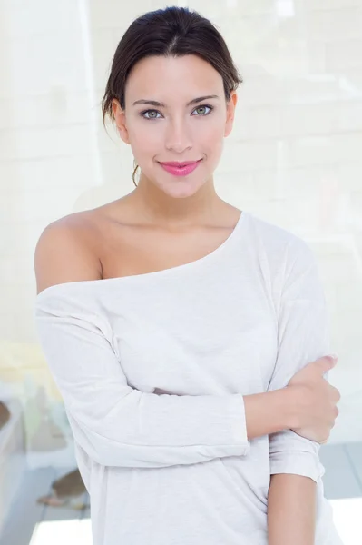 Retrato de mulher bonita com sorriso em casa — Fotografia de Stock