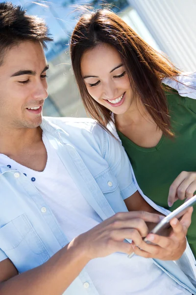 Pareja joven usando una tableta digital — Foto de Stock