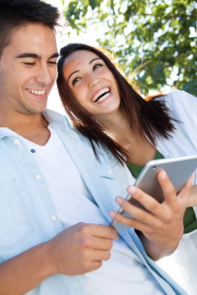 Jeune couple utilisant une tablette numérique — Photo