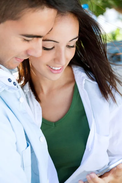 Pareja joven usando una tableta digital —  Fotos de Stock