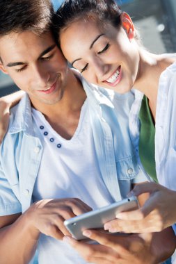 genç bir çift dijital tablet kullanma
