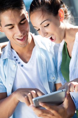 genç bir çift dijital tablet kullanma