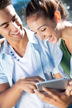 genç bir çift dijital tablet kullanma