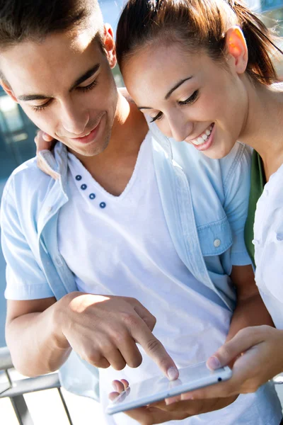 Junges Paar mit digitalem Tablet — Stockfoto