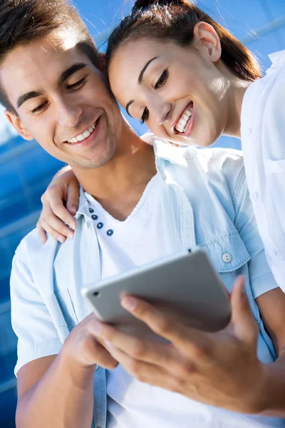 Pareja joven usando una tableta digital — Foto de Stock