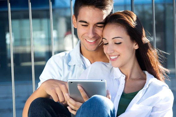 Mladý pár pomocí digitální tablet — Stock fotografie