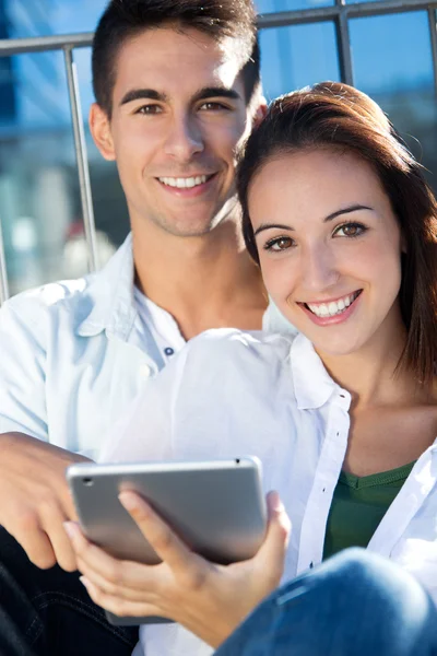 Pareja joven usando una tableta digital —  Fotos de Stock