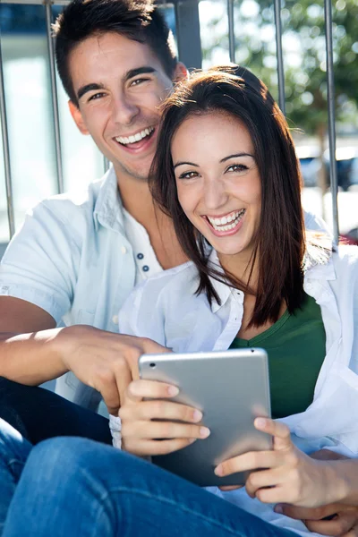 Casal jovem usando um tablet digital — Fotografia de Stock