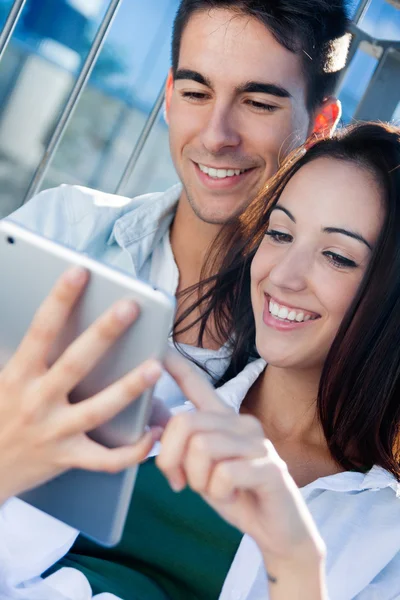 Casal jovem usando um tablet digital — Fotografia de Stock