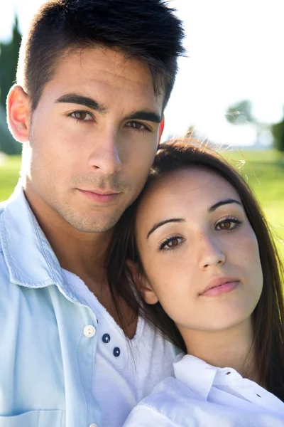 Retrato de jovem casal caucasiano no parque — Fotografia de Stock