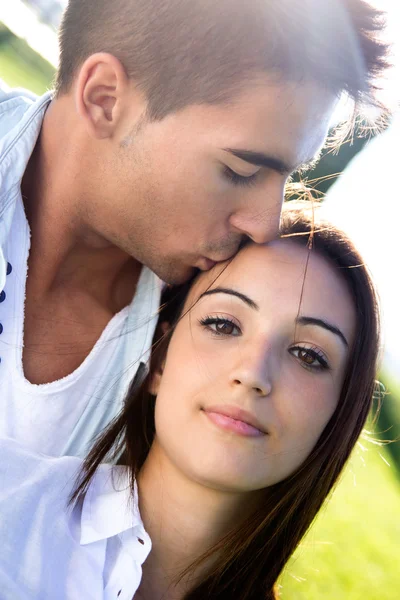 Portrait of young caucasian couple at the park — Stock Photo, Image